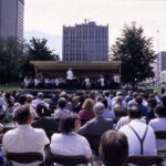 Chef d'orchestre dirigeant un concert symphonique