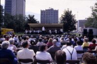 Chef d'orchestre dirigeant un concert symphonique