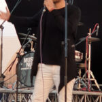Concert avec chanteuse sur scène