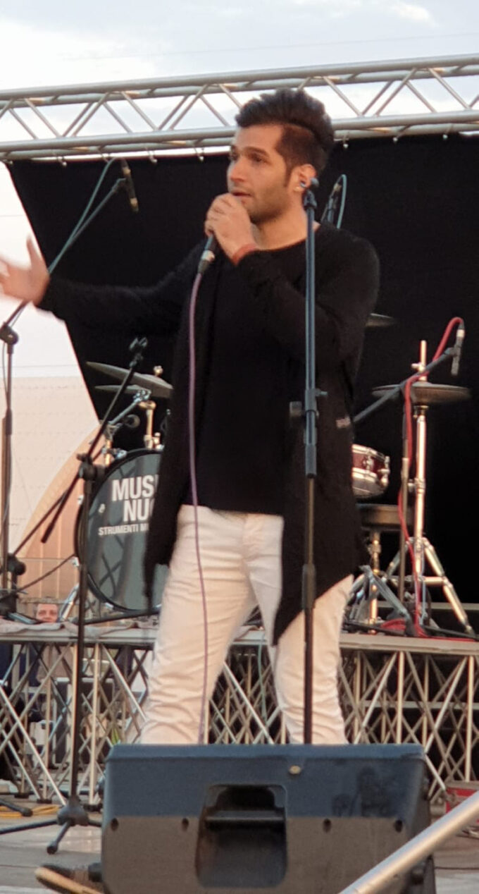 Concert avec chanteuse sur scène