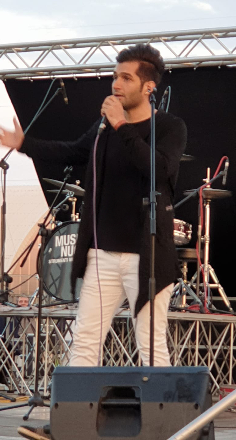 Concert avec chanteuse sur scène
